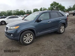 2011 Kia Sorento EX z VIN 5XYKUDA26BG059426, wystawiony jako Copart lot #57360875 z przebiegiem 198 465 mil mil oraz Czysty tytuł • Clean title. Historia ofert i sprzedaży dostępna na DreamBid. Obrazek 1.