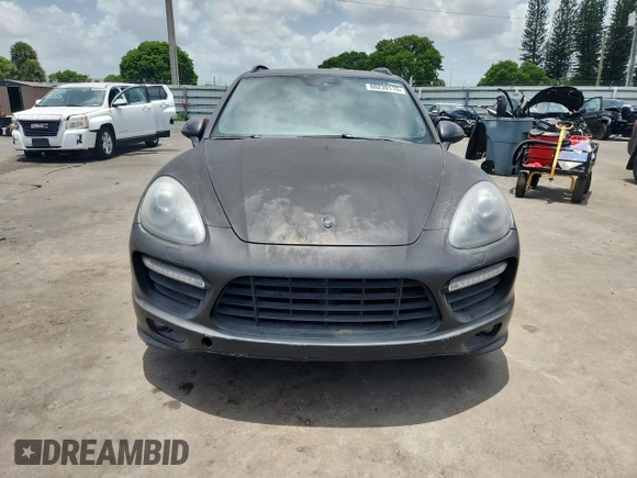 2014 Porsche Cayenne GTS z VIN WP1AD2A28ELA74131, wystawiony jako Copart lot #60239115 z przebiegiem Nie podano mil oraz Czysty tytuł • Clean title. Historia ofert i sprzedaży dostępna na DreamBid. Obrazek 5.