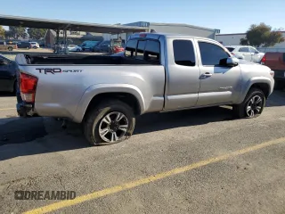 2017 Toyota Tacoma SR5 z VIN 5TFRZ5CNXHX028456, wystawiony jako Copart lot #84039894 z przebiegiem 30 670 mil mil oraz Szkoda całkowita • Salvage title. Historia ofert i sprzedaży dostępna na DreamBid. Obrazek 3.