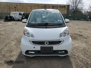2013 Smart fortwo Passion z VIN WMEEK3BA6DK640099, wystawiony jako Copart lot #50757045 z przebiegiem 102 129 mil mil oraz Czysty tytuł • Clean title. Historia ofert i sprzedaży dostępna na DreamBid. Obrazek 5.