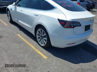 2020 Tesla Model 3 Standard Range Plus z VIN 5YJ3E1EAXLF806360, wystawiony jako IAAI lot #42386624 z przebiegiem 69 916 mil mil oraz . Historia ofert i sprzedaży dostępna na DreamBid. Obrazek 3.
