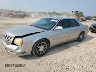 2004 Cadillac DeVille DTS z VIN 1G6KF57984U188454, wystawiony jako Copart lot #62397494 z przebiegiem 142 060 mil mil oraz Szkody całkowita. Historia ofert i sprzedaży dostępna na DreamBid. Obrazek 1.