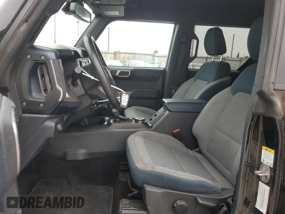2022 Ford Bronco z VIN 1FMDE5BH2NLB22556, wystawiony jako Copart lot #60717055 z przebiegiem 27 757 mil mil oraz Szkoda całkowita • Salvage title. Historia ofert i sprzedaży dostępna na DreamBid. Obrazek 7.