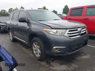 2013 Toyota Highlander z VIN 5TDZK3EH7DS100987, wystawiony jako IAAI lot #42269757 z przebiegiem 407 876 mil mil oraz . Historia ofert i sprzedaży dostępna na DreamBid. Obrazek 1.