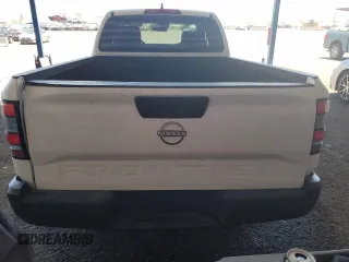 2023 Nissan Frontier S z VIN 1N6ED1CL5PN626787, wystawiony jako Copart lot #57872105 z przebiegiem 41 454 mil mil oraz Czysty tytuł • Clean title. Historia ofert i sprzedaży dostępna na DreamBid. Obrazek 6.