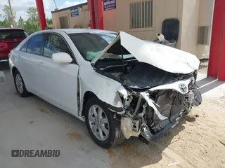 2011 Toyota Camry LE z VIN 4T1BF3EK6BU631409, wystawiony jako IAAI lot #42313431 z przebiegiem 117 409 mil mil oraz . Historia ofert i sprzedaży dostępna na DreamBid. Obrazek 1.