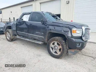 2015 GMC Sierra 2500HD Denali z VIN 1GT120E8XFF181014, wystawiony jako IAAI lot #41497717 z przebiegiem 210 988 mil mil oraz . Historia ofert i sprzedaży dostępna na DreamBid. Obrazek 1.