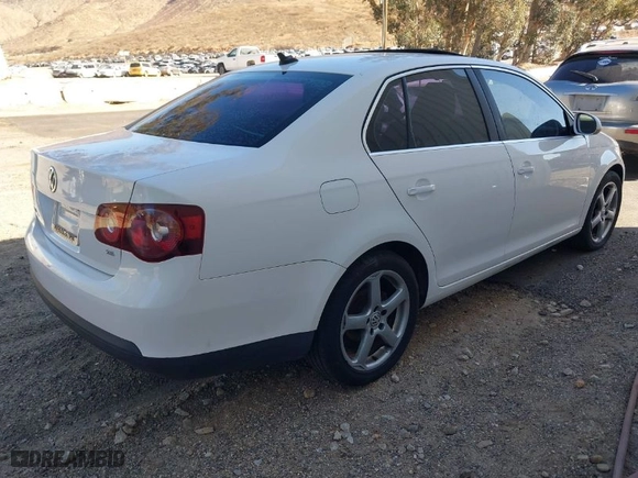2010 Volkswagen Jetta Sedan Limited with VIN 3VWRZ7AJ0AM048803, listed as a IAAI auction lot 41392696 with 224,964 mi miles. Bid and sale history available at carsss.com. Image 4.