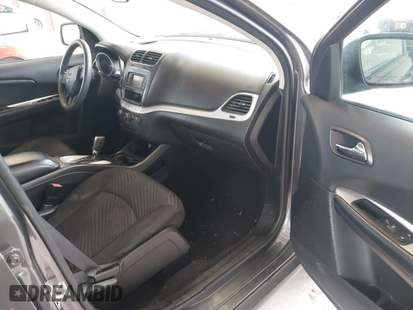2015 Dodge Journey SE z VIN 3C4PDCAB1FT617794, wystawiony jako IAAI lot #41922371 z przebiegiem 130 558 mil mil oraz . Historia ofert i sprzedaży dostępna na DreamBid. Obrazek 5.