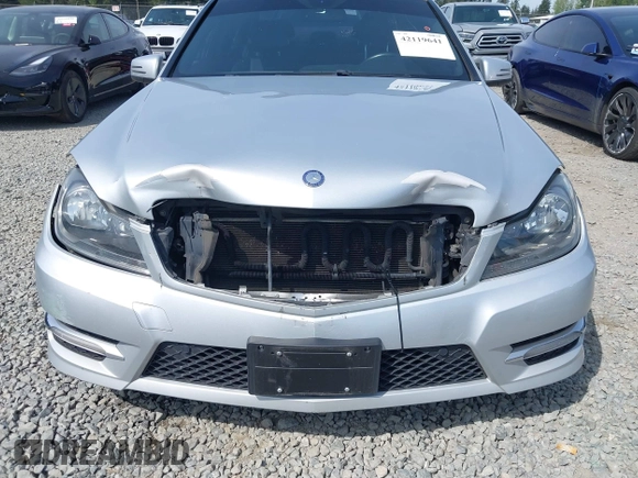 2012 Mercedes-Benz C 300 Sport z VIN WDDGF8BB7CR238797, wystawiony jako IAAI lot #42119641 z przebiegiem 168 348 mil mil oraz . Historia ofert i sprzedaży dostępna na DreamBid. Obrazek 6.