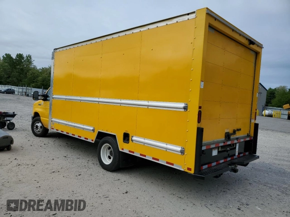 2022 Ford Econoline Cargo z VIN 1FDWE3FN6NDC11716, wystawiony jako Copart lot #57756385 z przebiegiem 89 924 mil mil oraz Tytuł czysty. Historia ofert i sprzedaży dostępna na DreamBid. Obrazek 2.
