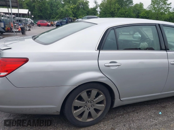 2007 Toyota Avalon XL z VIN 4T1BK36BX7U177246, wystawiony jako IAAI lot #42264311 z przebiegiem 183 324 mil mil oraz . Historia ofert i sprzedaży dostępna na DreamBid. Obrazek 21.