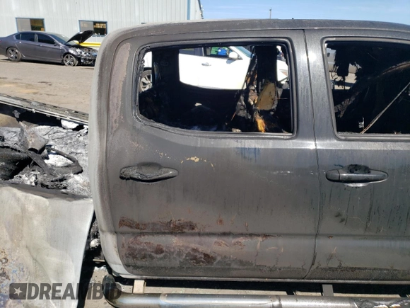 2017 Toyota Tacoma SR5 z VIN 3TMDZ5BN3HM033290, wystawiony jako Copart lot #55990995 z przebiegiem Nie podano mil oraz Szkoda całkowita • Salvage title. Historia ofert i sprzedaży dostępna na DreamBid. Obrazek 10.