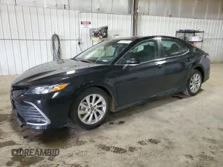 2024 Toyota Camry LE z VIN 4T1R11AK0RU899633, wystawiony jako Copart lot #55329025 z przebiegiem 32 446 mil mil oraz Szkody całkowita. Historia ofert i sprzedaży dostępna na DreamBid. Obrazek 1.
