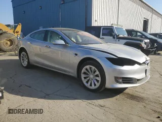 2017 Tesla Model S 100D z VIN 5YJSA1E2XHF213086, wystawiony jako Copart lot #53780875 z przebiegiem 34 205 mil mil oraz Szkoda całkowita • Salvage title. Historia ofert i sprzedaży dostępna na DreamBid. Obrazek 4.
