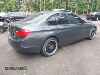 2013 BMW 3 Series 328i xDrive z VIN WBA3B5C55DF590501, wystawiony jako IAAI lot #42743471 z przebiegiem 72 388 mil mil oraz . Historia ofert i sprzedaży dostępna na DreamBid. Obrazek 4.