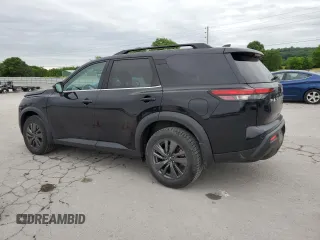 2022 Nissan Pathfinder SV z VIN 5N1DR3BA6NC222512, wystawiony jako Copart lot #56241445 z przebiegiem 57 662 mil mil oraz Szkody całkowita. Historia ofert i sprzedaży dostępna na DreamBid. Obrazek 2.