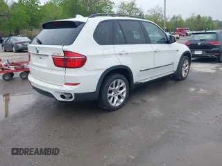 2013 BMW X5 xDrive35i z VIN 5UXZV4C51D0B03720, wystawiony jako IAAI lot #42284686 z przebiegiem 181 322 mil mil oraz . Historia ofert i sprzedaży dostępna na DreamBid. Obrazek 4.