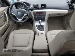 2013 BMW 1 Series 128i z VIN WBAUL7C56DVM83718, wystawiony jako Copart lot #52957614 z przebiegiem 73 621 mil mil oraz Czysty tytuł • Clean title. Historia ofert i sprzedaży dostępna na DreamBid. Obrazek 8.