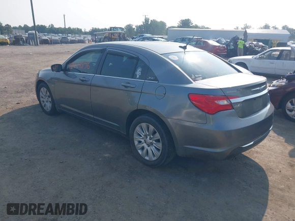 2013 Chrysler 200 LX z VIN 1C3CCBAG5DN724419, wystawiony jako IAAI lot #42428856 z przebiegiem 185 190 mil mil oraz . Historia ofert i sprzedaży dostępna na DreamBid. Obrazek 3.