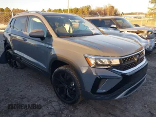 2024 Volkswagen Taos SE z VIN 3VVEX7B22RM112576, wystawiony jako IAAI lot #41606673 z przebiegiem 141 mil mil oraz . Historia ofert i sprzedaży dostępna na DreamBid. Obrazek 1.