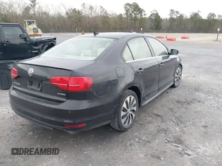 2015 Volkswagen Jetta Sedan Hybrid SEL Premium with VIN 3VW637AJXFM314288, listed as a IAAI auction lot 41715001 with 152,484 mi miles. Bid and sale history available at carsss.com. Image 4.