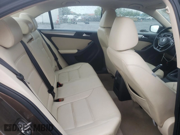 2015 Volkswagen Jetta SE z VIN 3VWD17AJ1FM422960, wystawiony jako Copart lot #55860335 z przebiegiem 87 616 mil mil oraz Czysty tytuł • Clean title. Historia ofert i sprzedaży dostępna na DreamBid. Obrazek 10.