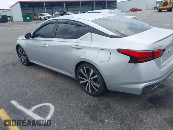 2020 Nissan Altima SR z VIN 1N4BL4CVXLC130195, wystawiony jako IAAI lot #42504838 z przebiegiem 104 389 mil mil oraz . Historia ofert i sprzedaży dostępna na DreamBid. Obrazek 3.
