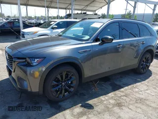 2025 Mazda CX-90 Premium Sport z VIN JM3KKCHAXS1206996, wystawiony jako IAAI lot #42086590 z przebiegiem 4 294 mil mil oraz . Historia ofert i sprzedaży dostępna na DreamBid. Obrazek 17.