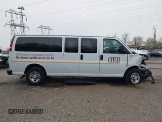 2023 Chevrolet Express Passenger LS z VIN 1GAZGNFP2P1137216, wystawiony jako IAAI lot #41923220 z przebiegiem 14 163 mil mil oraz . Historia ofert i sprzedaży dostępna na DreamBid. Obrazek 14.