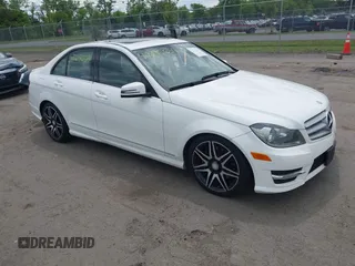 2013 Mercedes-Benz C 300 Sport z VIN WDDGF8AB8DR272315, wystawiony jako IAAI lot #42215654 z przebiegiem 135 843 mil mil oraz . Historia ofert i sprzedaży dostępna na DreamBid. Obrazek 1.