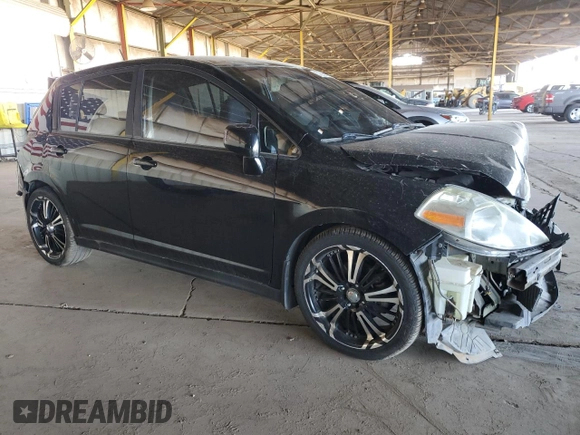 2007 Nissan Versa S z VIN 3N1BC13E37L417125, wystawiony jako Copart lot #57256915 z przebiegiem 131 961 mil mil oraz Szkoda całkowita • Salvage title. Historia ofert i sprzedaży dostępna na DreamBid. Obrazek 4.
