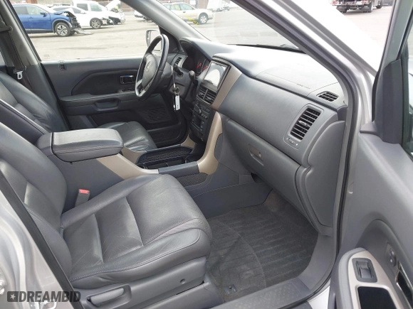 2008 Honda Pilot EX-L with VIN 5FNYF285X8B000937, listed as a IAAI auction lot 41793140 with 205,103 mi miles. Bid and sale history available at carsss.com. Image 5.
