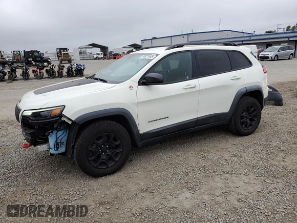 2019 Jeep Cherokee Trailhawk z VIN 1C4PJMBX0KD127324, wystawiony jako Copart lot #50821445 z przebiegiem 88 604 mil mil oraz Szkoda całkowita • Salvage title. Historia ofert i sprzedaży dostępna na DreamBid. Obrazek 1.