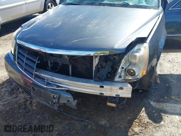 2011 Cadillac DTS Premium Collection z VIN 1G6KH5E68BU124852, wystawiony jako IAAI lot #41652793 z przebiegiem 227 148 mil mil oraz . Historia ofert i sprzedaży dostępna na DreamBid. Obrazek 6.