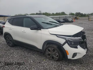 2024 Kia Seltos S z VIN KNDEU2AA4R7591046, wystawiony jako Copart lot #51934525 z przebiegiem 8 362 mil mil oraz Szkoda całkowita • Salvage title. Historia ofert i sprzedaży dostępna na DreamBid. Obrazek 4.