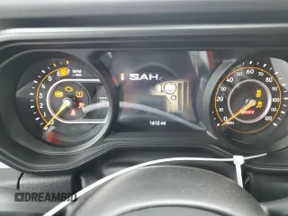 2025 Jeep Wrangler Sahara z VIN 1C4PJXEN2SW560255, wystawiony jako Copart lot #58759415 z przebiegiem 1 612 mil mil oraz Czysty tytuł • Clean title. Historia ofert i sprzedaży dostępna na DreamBid. Obrazek 9.