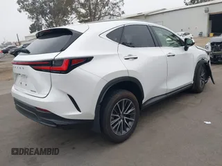 2024 Lexus NX 250 Premium z VIN JTJGDCAZ2R5022080, wystawiony jako IAAI lot #42020862 z przebiegiem 9922 mil mil oraz . Historia ofert i sprzedaży dostępna na DreamBid. Obrazek 4.