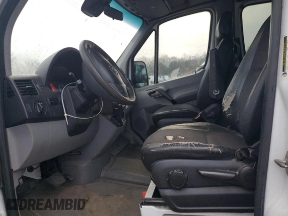 2014 Mercedes-Benz Sprinter with VIN WDZPE8DC9E5852585, listed as a Copart auction lot 84082834 with 378,412 mi miles and Salvage Title. Bid and sale history available at DreamBid. Image 7.