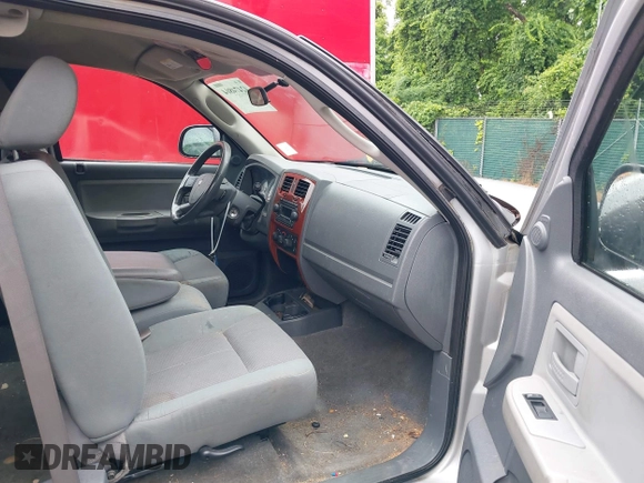 2005 Dodge Dakota SLT с VIN 1D7HW42N85S163868, выставлен на аукционе IAAI как лот 42474804 с пробегом 92 299 миль миль и . История ставок и продаж доступна на DreamBid. Изображение 5.