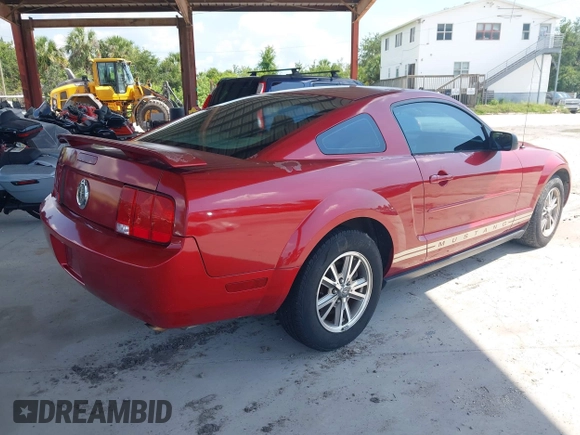 2005 Ford Mustang Deluxe z VIN 1ZVFT80N455170297, wystawiony jako IAAI lot #42528019 z przebiegiem 132 373 mil mil oraz . Historia ofert i sprzedaży dostępna na DreamBid. Obrazek 4.