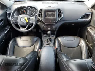 2019 Jeep Cherokee Latitude Plus z VIN 1C4PJMLX5KD331230, wystawiony jako Copart lot #56029515 z przebiegiem 84 912 mil mil oraz Szkoda całkowita • Salvage title. Historia ofert i sprzedaży dostępna na DreamBid. Obrazek 8.