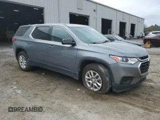 2020 Chevrolet Traverse LS z VIN 1GNERFKW2LJ186730, wystawiony jako Copart lot #43090675 z przebiegiem Nie podano mil oraz Szkoda całkowita • Salvage title. Historia ofert i sprzedaży dostępna na DreamBid. Obrazek 4.