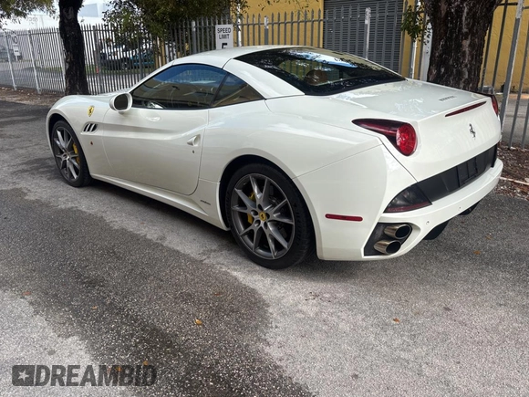 2012 Ferrari California z VIN ZFF65LJA7C0182905, wystawiony jako Copart lot #85893364 z przebiegiem 51 766 mil mil oraz Czysty tytuł • Clean title. Historia ofert i sprzedaży dostępna na DreamBid. Obrazek 3.