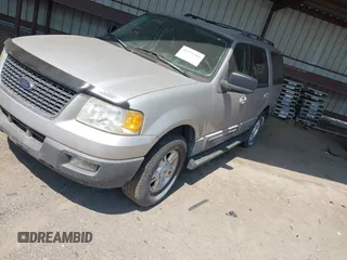 2005 Ford Expedition Special Service with VIN 1FMPU155X5LA55439, listed as a IAAI auction lot 41775319 with 103,301 mi miles. Bid and sale history available at carsss.com. Image 2.