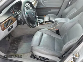2006 BMW 3 Series 330i z VIN WBAVB33516PS19636, wystawiony jako Copart lot #58775395 z przebiegiem 176 357 mil mil oraz Czysty tytuł • Clean title. Historia ofert i sprzedaży dostępna na DreamBid. Obrazek 7.