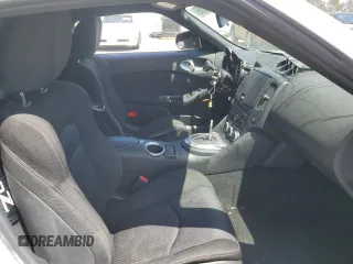 2012 Nissan 370Z z VIN JN1AZ4EH1CM562134, wystawiony jako Copart lot #56708065 z przebiegiem Nie podano mil oraz Szkoda całkowita • Salvage title. Historia ofert i sprzedaży dostępna na DreamBid. Obrazek 10.