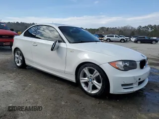 2011 BMW 1 Series 128i z VIN WBAUP7C51BVP21668, wystawiony jako Copart lot #46258635 z przebiegiem 111 911 mil mil oraz Szkody całkowita. Historia ofert i sprzedaży dostępna na DreamBid. Obrazek 4.