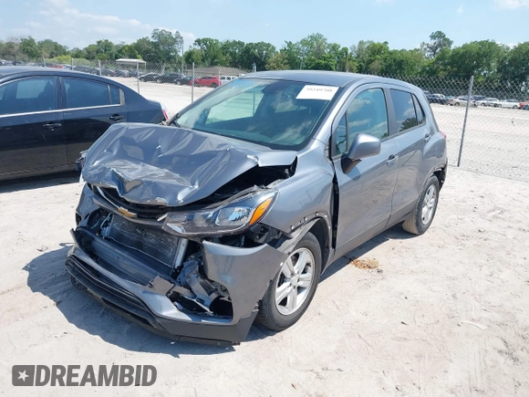 2020 Chevrolet Trax LS z VIN 3GNCJKSB0LL317005, wystawiony jako IAAI lot #39249708 z przebiegiem 59 860 mil mil oraz . Historia ofert i sprzedaży dostępna na DreamBid. Obrazek 2.