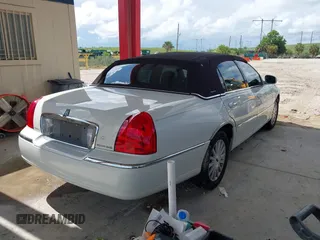 2006 Lincoln Town Car Signature z VIN 1LNHM81W36Y602874, wystawiony jako IAAI lot #42414765 z przebiegiem 121 459 mil mil oraz . Historia ofert i sprzedaży dostępna na DreamBid. Obrazek 4.